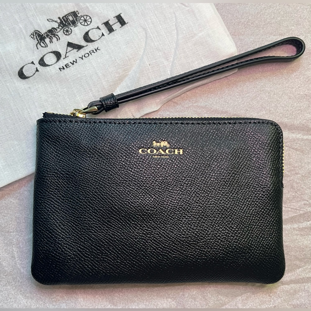🎉HP🎉 NWT Coach wristlet w/ dust bag